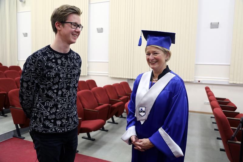 Ilja Pysjkin (21) hadde m&oslash;tt opp p&aring; seremonien ved NArFU, der Anne Husebekk ble utnevnt til &aelig;resdoktor.